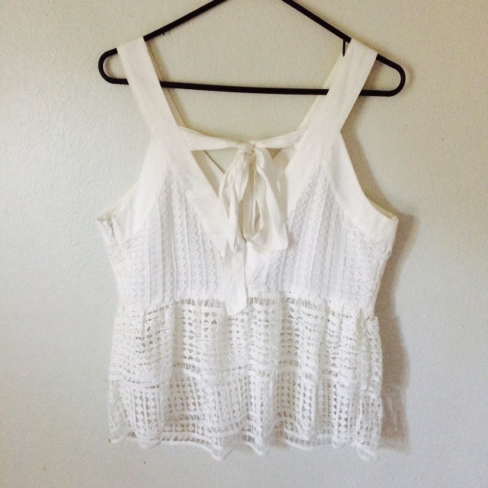White top - Picture 2 of 4